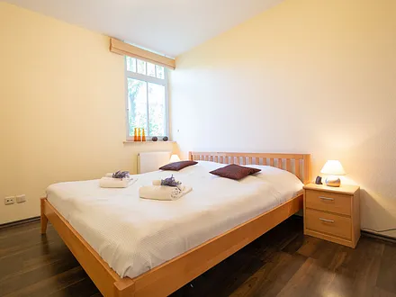 Das erste Schlafzimmer mit Doppelbett