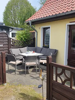 Terasse mit Lounge und Grillbereich 