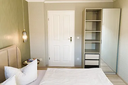 Der Kleiderschrank hat einen großen Spiegel und ausreichend Kleiderbügel.