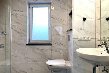 Das Tageslichtbad bietet ein Fenster, eine Echtglasdusche ...