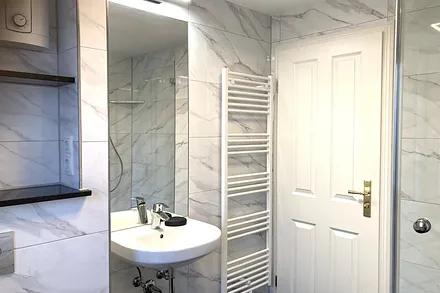 ... WC, Fön und Handtuchtrockner.