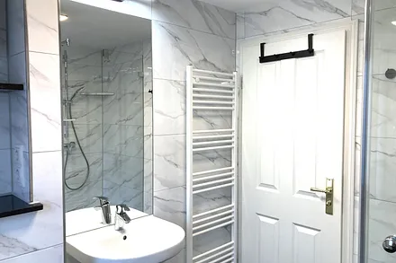 ... WC, Fön und Handtuchtrockner.