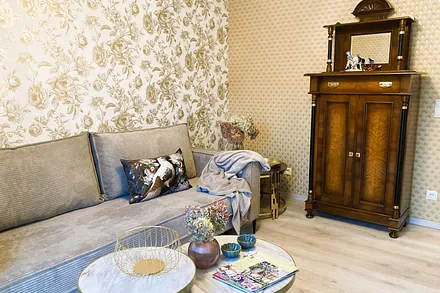 Au der Couch kann bei Bedarf für 1 Person aufgebettet werden. Die Wohnung ist geeignet für Kinder ab 5 Jahren.