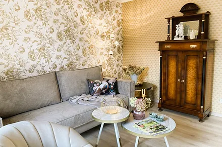 Auf der Couch kann bei Bedarf für 1 Person aufgebettet werden. Die Wohnung ist geeignet für Kinder ab 5 Jahren.