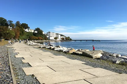 Die sassnitzer Uferpromenade mit Restaurants und Cafes ...