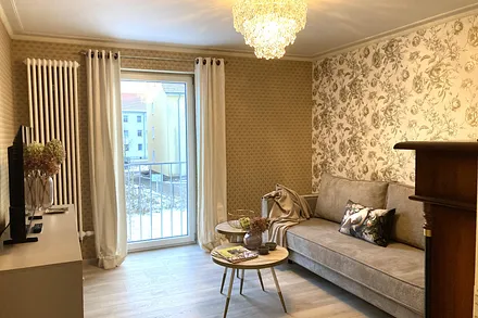 Ein Fernsehgerät mit TV- und Radioempfang ist vorhanden.