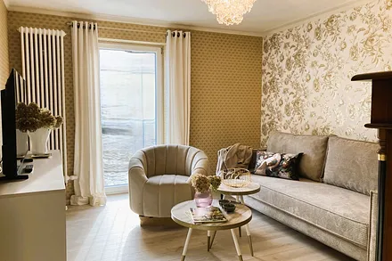 Ein Fernsehgerät mit TV- und Radioempfang ist vorhanden.