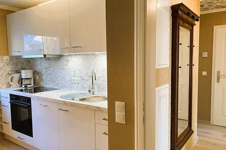 Blick in den Flur mit Garderobe und in die Küche.