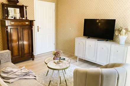 Ein Fernsehgerät mit TV- und Radioempfang ist vorhanden.