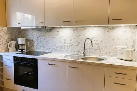 Die Küchenzeile mit Backofen, Cerankochfeld ...