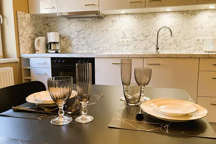 ... Geschirrspüler, Mikrowelle und Kühl-Gefrier-Kombination.