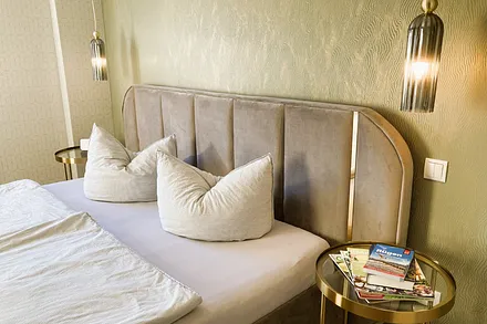 Das komfortable Doppelbett ist 180x200cm groß.