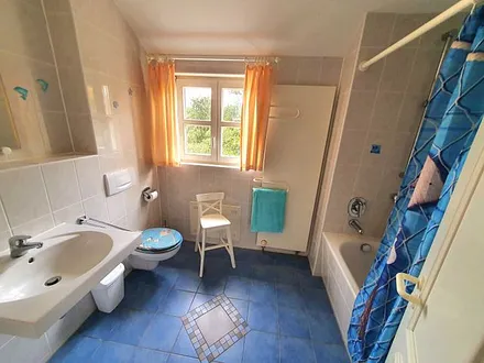 geräumiges Bad mit WC und Badewanne