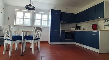 Küche mit Backofen und Geschirrspüler