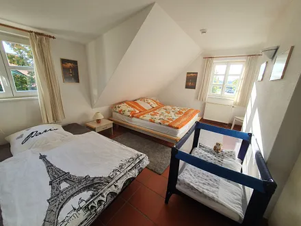 Schlafzimmer mit Kinderreisebett