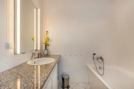 Bad mit Dusche und Badewanne