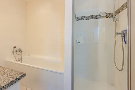 Bad mit Dusche und Badewanne