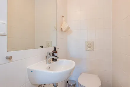 Bad mit Dusche und Badewanne