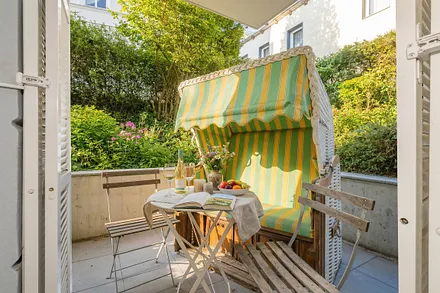 Terrasse mit Strandkorb