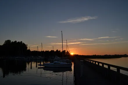 Hafen bei Sonnenuntergang