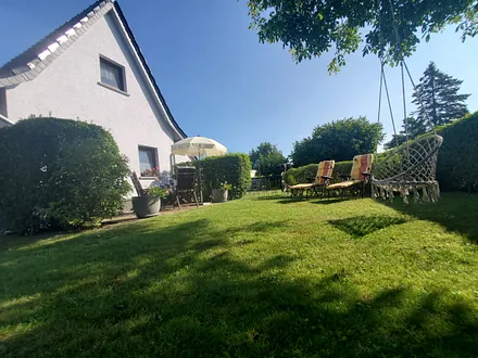 Terrasse und Sonnenliegen