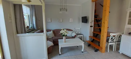 Wohnbereich mit steiler Treppe