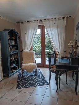 Wohnzimmer mit Blickrichtung auf winterliche Terrasse