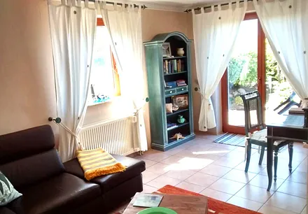 Wohnzimmer in Blickrichtung sommerliche Terrasse