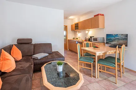 Wohnzimmer mit Esstisch 