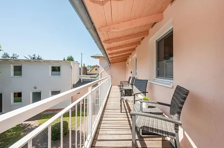 Eingangsbereich - Sitzmöglichkeit mit Blick in den Garten