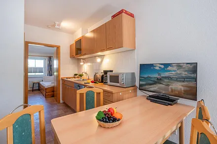 Esstisch mit Blick in das Schlafzimmer 