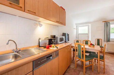 Küchenzeile und Blick zur Eingangstür