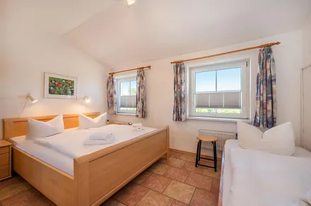 Schlafzimmer mit Doppelbett und Einzelbett