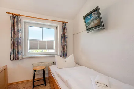 Schlafzimmer mit Doppelbett und Einzelbett