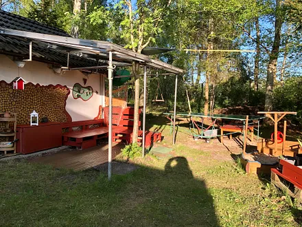 Sitzecke und Tischtennisplatte