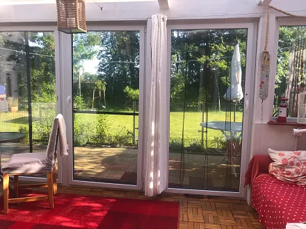 Blick zur Terasse und Garten