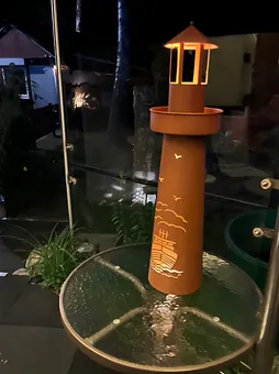 Eingangsbereich bei Nacht