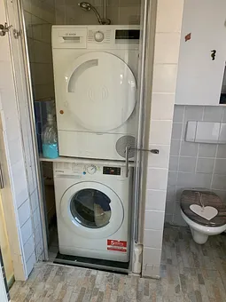 Bad mit Waschmaschine und Trockner