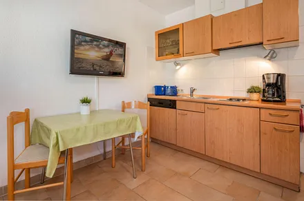 Küchenzeile mit Esstisch