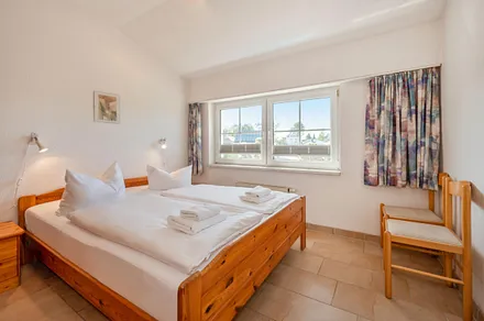 Schlafzimmer mit Doppelbett