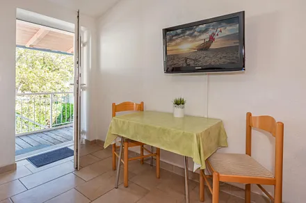 Esstisch mit TV und Eingangstür