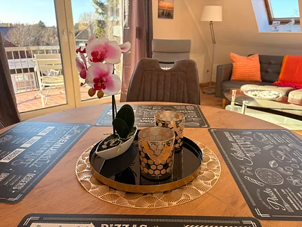 Genießen Sie den licht-durchfluteten Essbereich