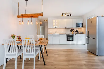 Küchenzeile mit Essbereich