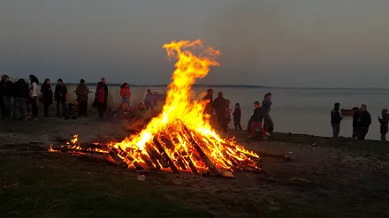Osterfeuer am Salzhaff
