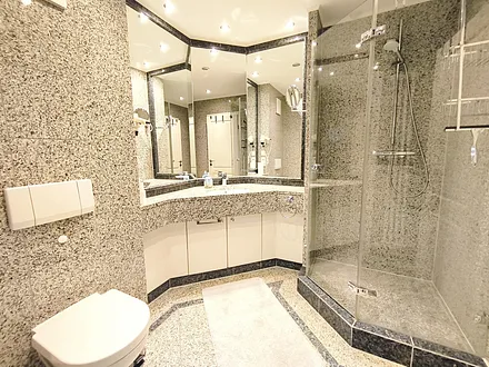 Badezimmer mit Dusche & WC