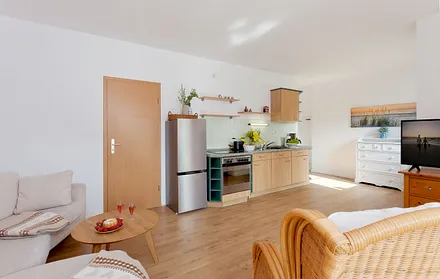 Wohnzimmer mit Küchenzeile und Esstisch