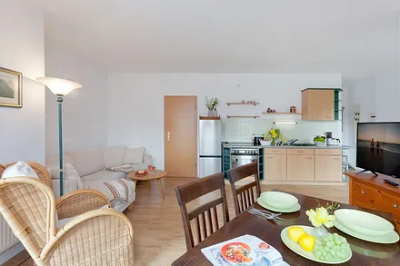 Wohnzimmer mit Küchenzeile und Esstisch