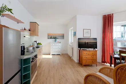 Wohnzimmer mit Küchenzeile und Esstisch