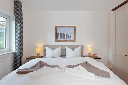 Schlafzimmer mit Doppelbett