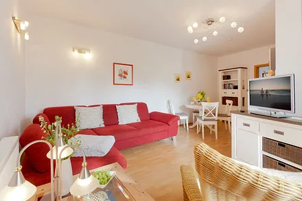 Wohnzimmer mit Esstisch und Küchenzeile